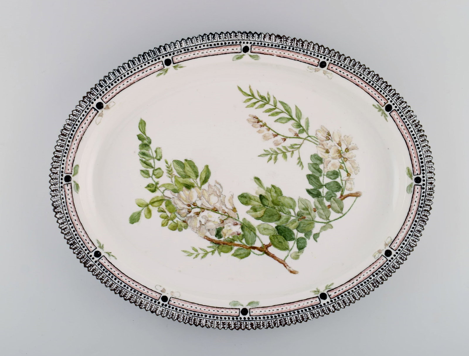 Large Royal Copenhagen Flora Danica serving dish in hand-painted porcelain. Dated 1948. (1 of 8)