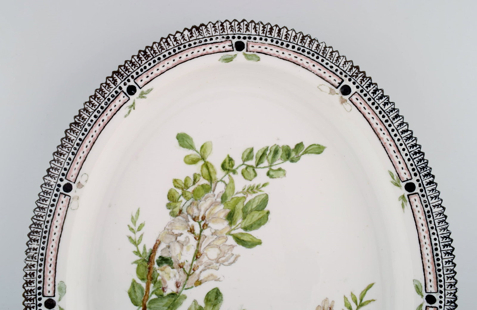 Large Royal Copenhagen Flora Danica serving dish in hand-painted porcelain. Dated 1948. - 3