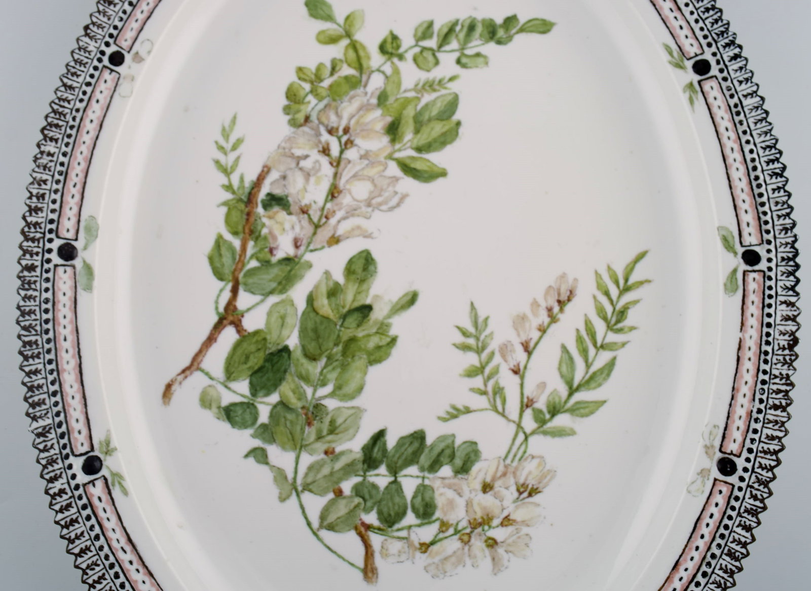 Large Royal Copenhagen Flora Danica serving dish in hand-painted porcelain. Dated 1948. - 4