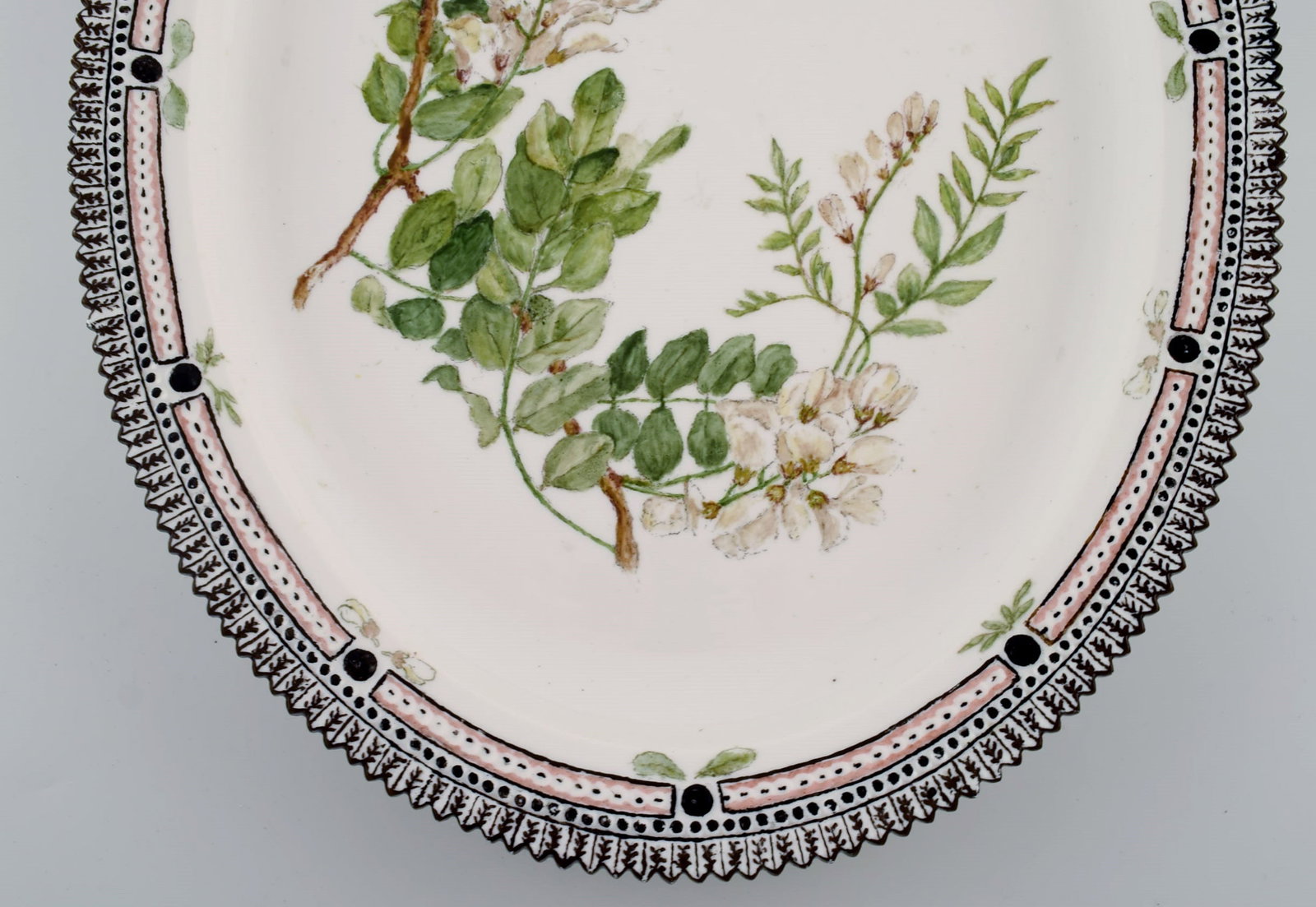 Large Royal Copenhagen Flora Danica serving dish in hand-painted porcelain. Dated 1948. - 5