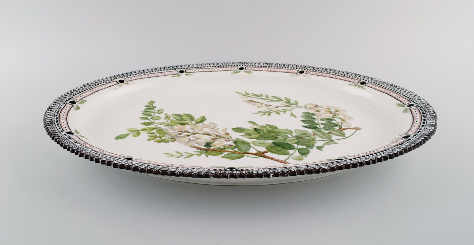 Large Royal Copenhagen Flora Danica serving dish in hand-painted porcelain. Dated 1948. - 6