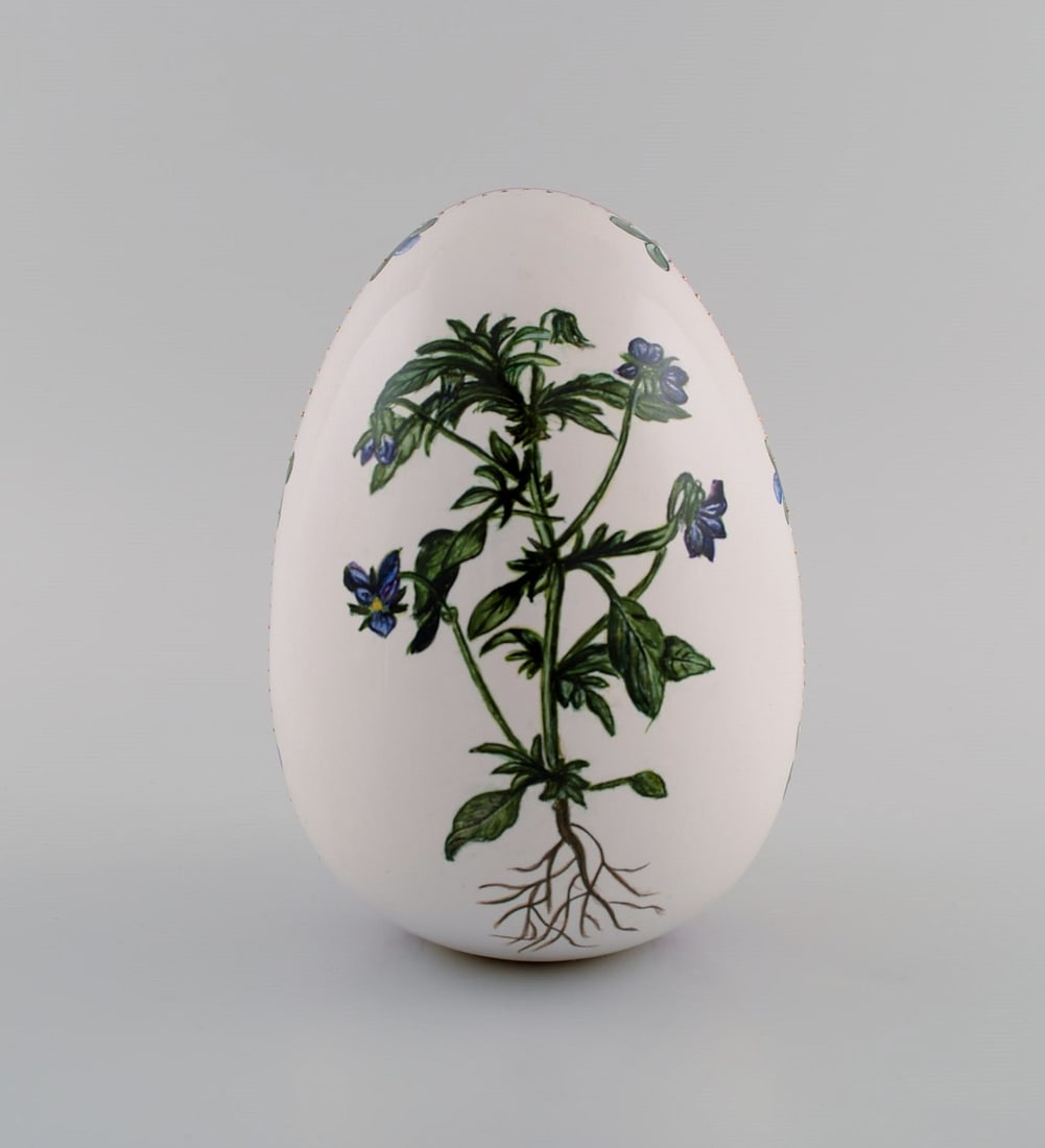 Porcelain egg. Hand-painted flowers, gold and pink decoration. Flora Danica style. Dated 2001. - 2