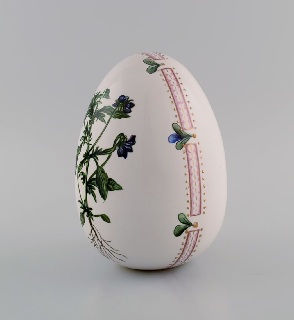 Porcelain egg. Hand-painted flowers, gold and pink decoration. Flora Danica style. Dated 2001. - 3