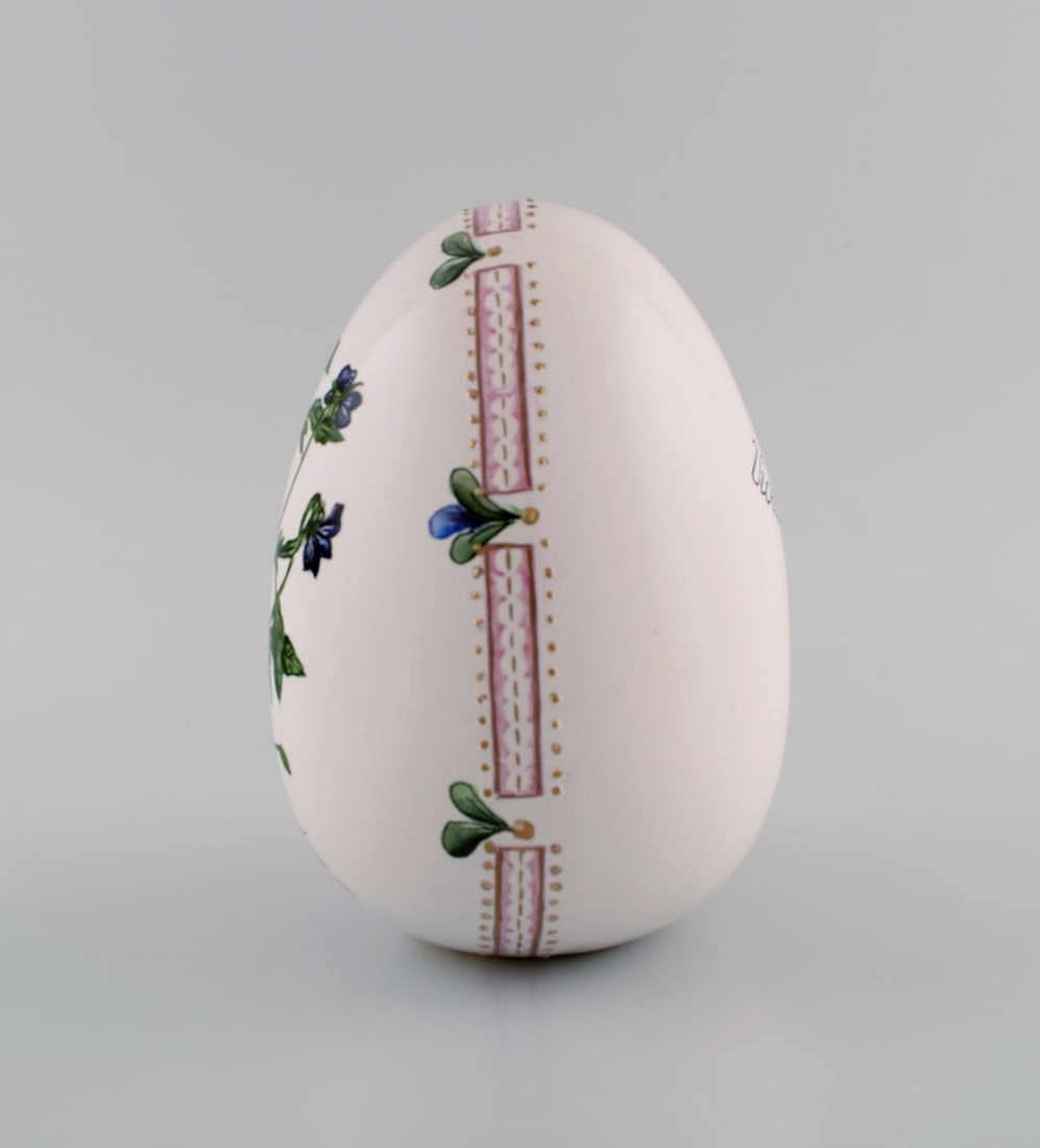 Porcelain egg. Hand-painted flowers, gold and pink decoration. Flora Danica style. Dated 2001. - 4