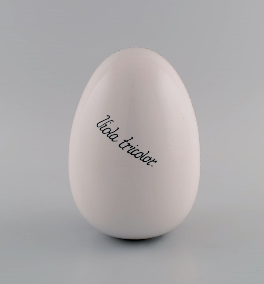 Porcelain egg. Hand-painted flowers, gold and pink decoration. Flora Danica style. Dated 2001. - 5