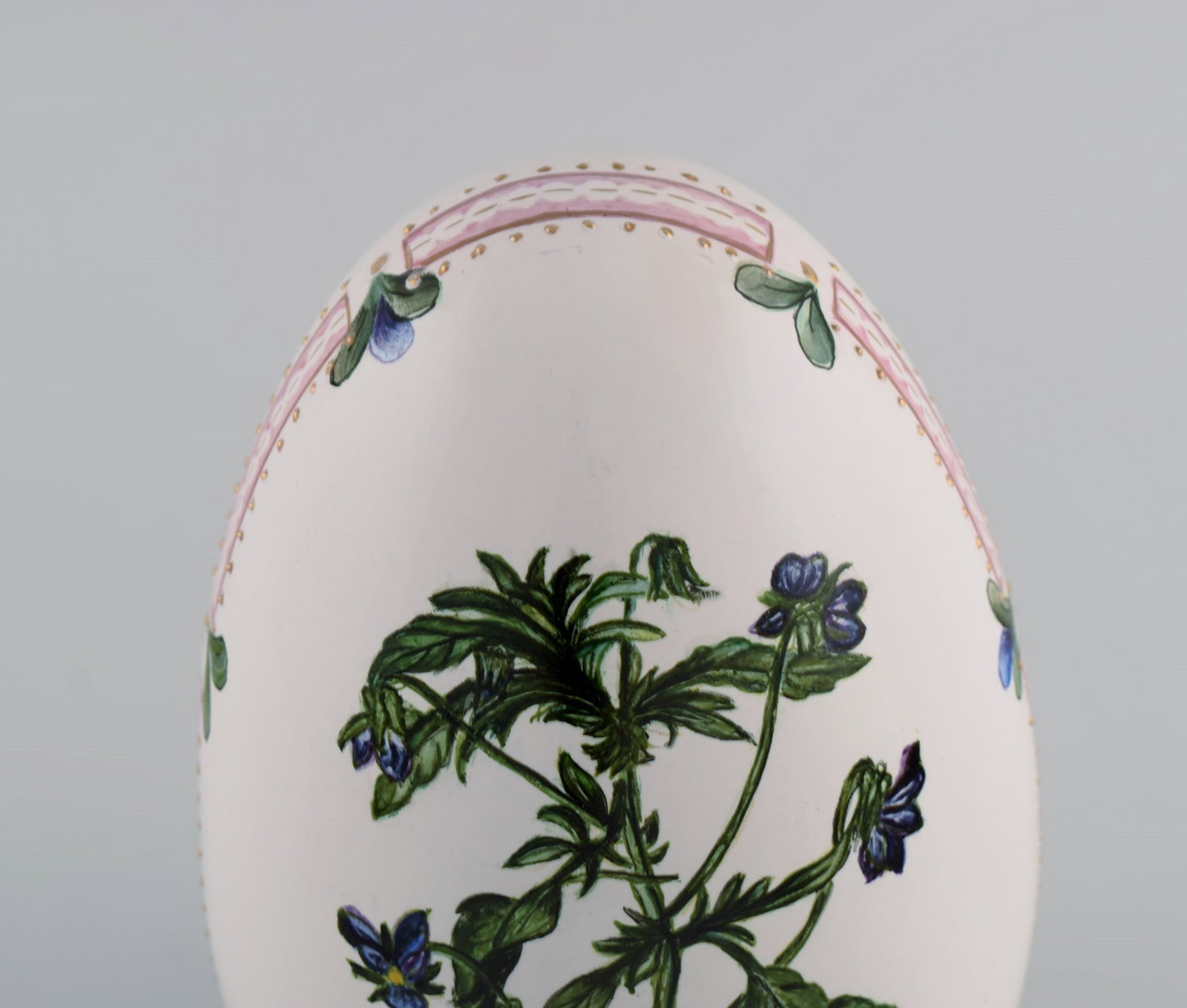 Porcelain egg. Hand-painted flowers, gold and pink decoration. Flora Danica style. Dated 2001. - 6