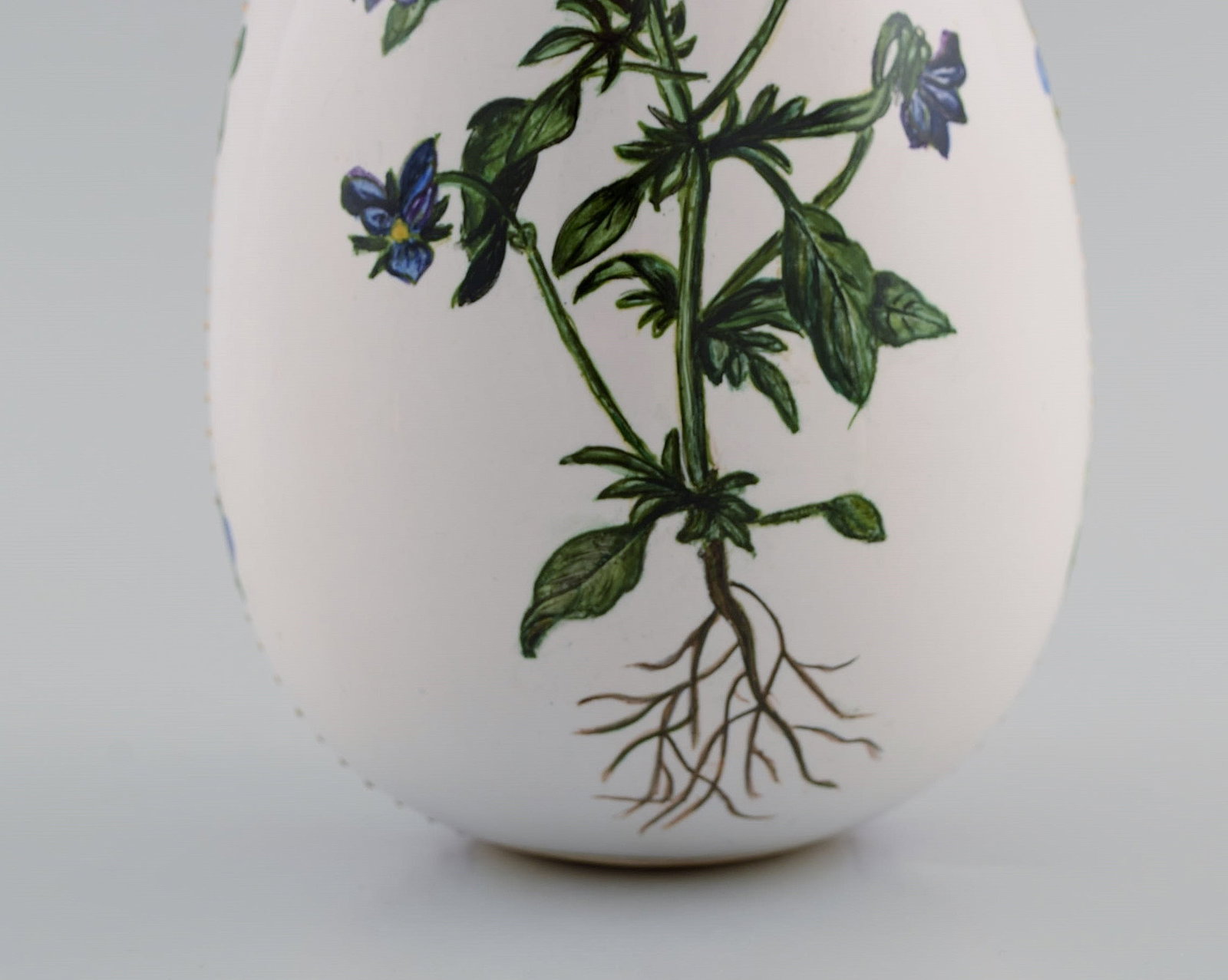 Porcelain egg. Hand-painted flowers, gold and pink decoration. Flora Danica style. Dated 2001. - 7