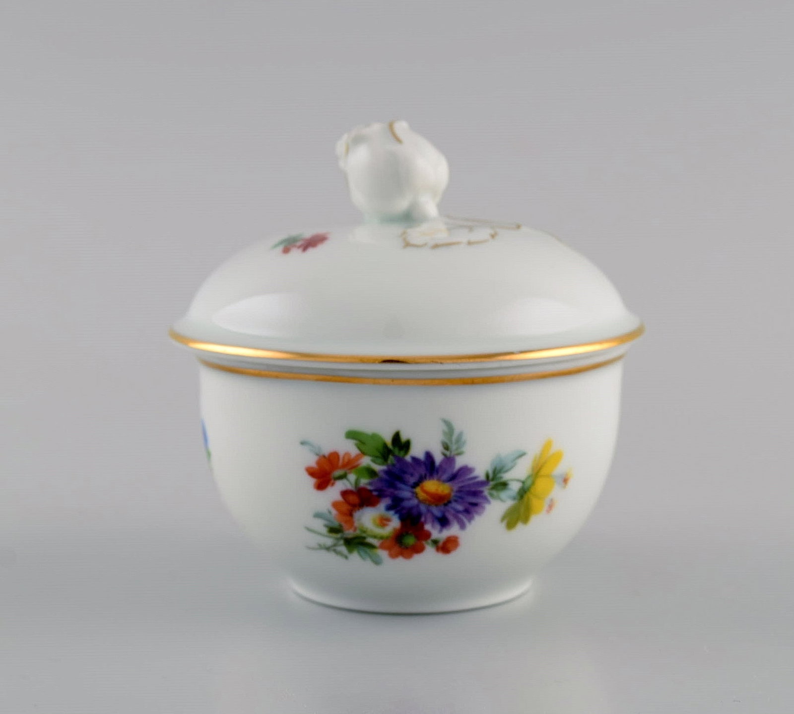 Furstenberg, Germany. Antique lidded bowl in hand-painted porcelain with flowers and gold - 3