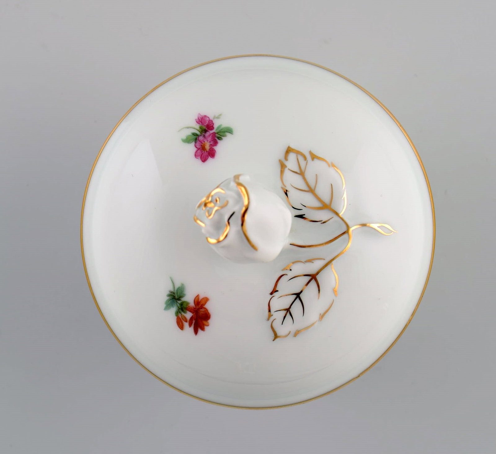 Furstenberg, Germany. Antique lidded bowl in hand-painted porcelain with flowers and gold - 4