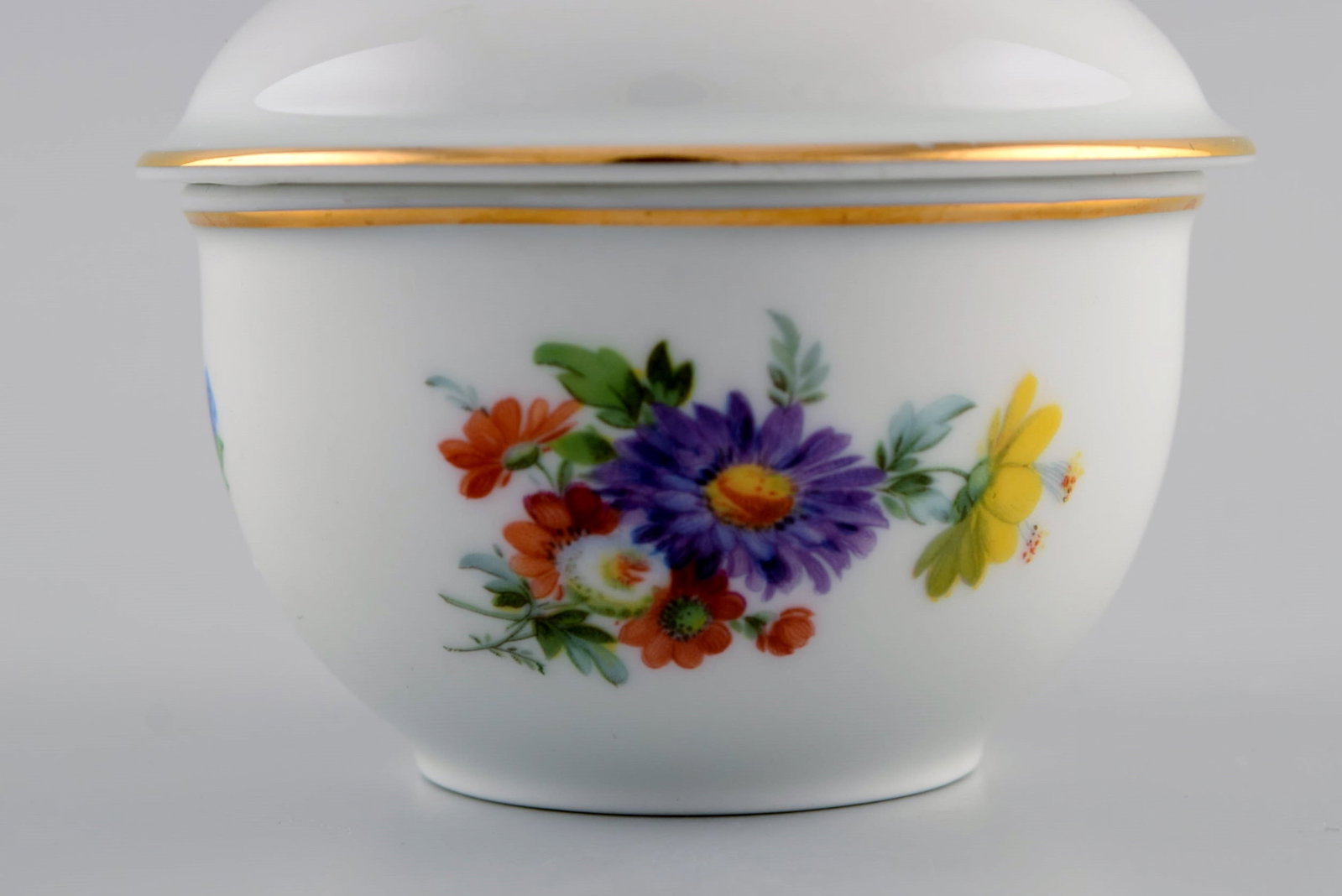 Furstenberg, Germany. Antique lidded bowl in hand-painted porcelain with flowers and gold - 5