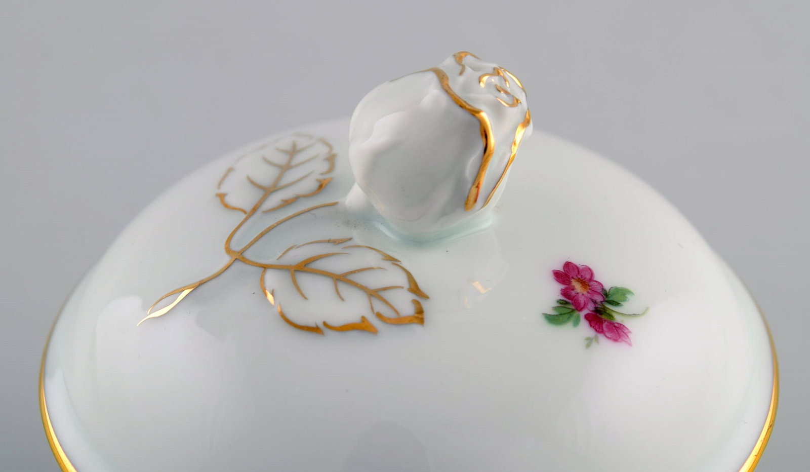Furstenberg, Germany. Antique lidded bowl in hand-painted porcelain with flowers and gold - 6