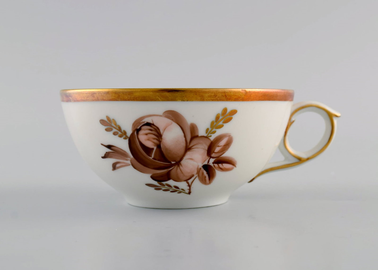 Four Royal Copenhagen Brown Rose teacups with saucers. 1930s. Model number 688/9186. - 4
