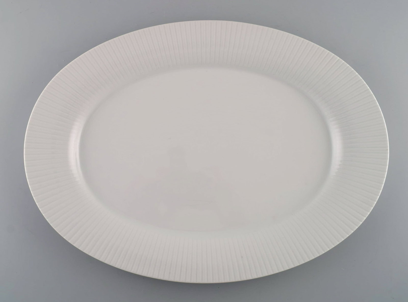 Tapio Wirkkala for Rosenthal. Rare Modulation serving dish in fluted porcelain. Classic and timeless - 2