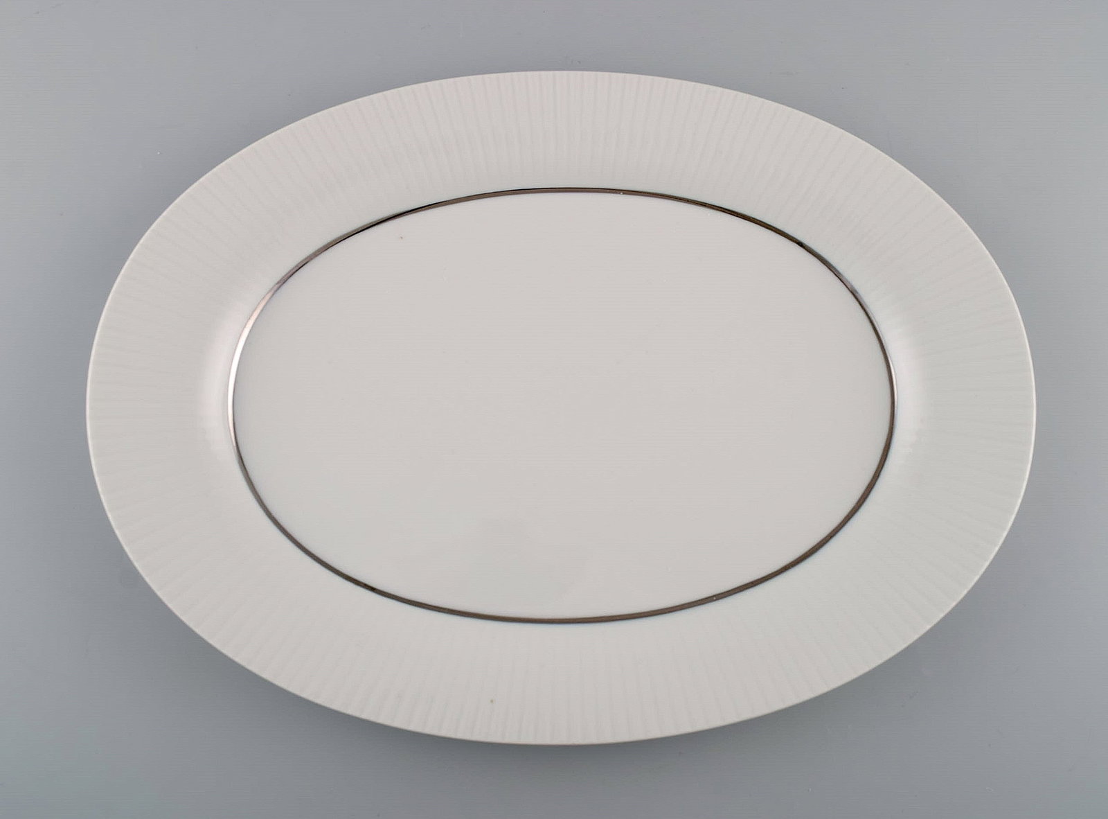 Tapio Wirkkala for Rosenthal. Rare Modulation serving dish in fluted porcelain. Platinum Detail. - 2