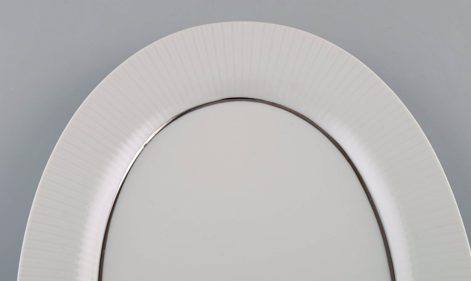 Tapio Wirkkala for Rosenthal. Rare Modulation serving dish in fluted porcelain. Platinum Detail. - 3