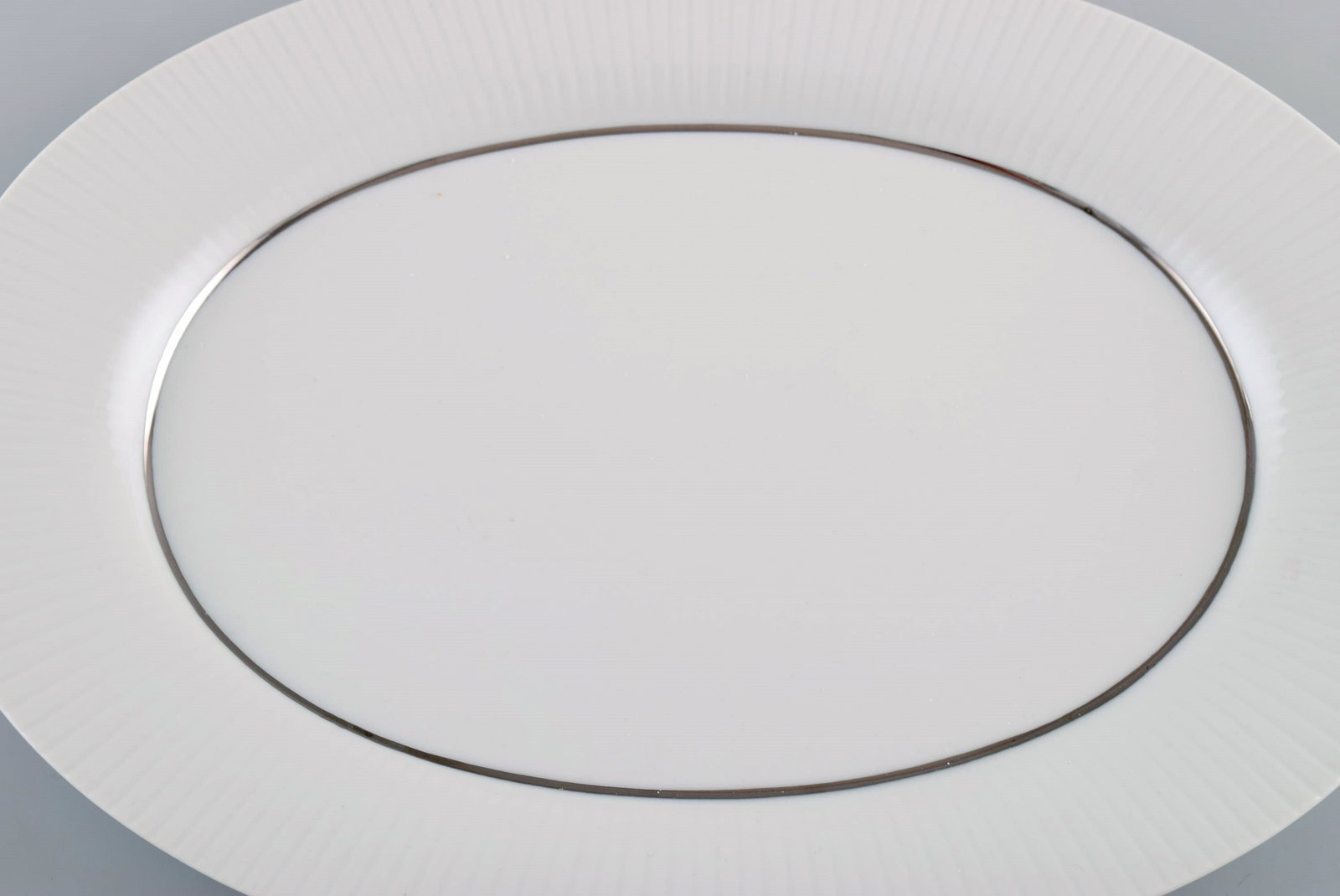Tapio Wirkkala for Rosenthal. Rare Modulation serving dish in fluted porcelain. Platinum Detail. - 4