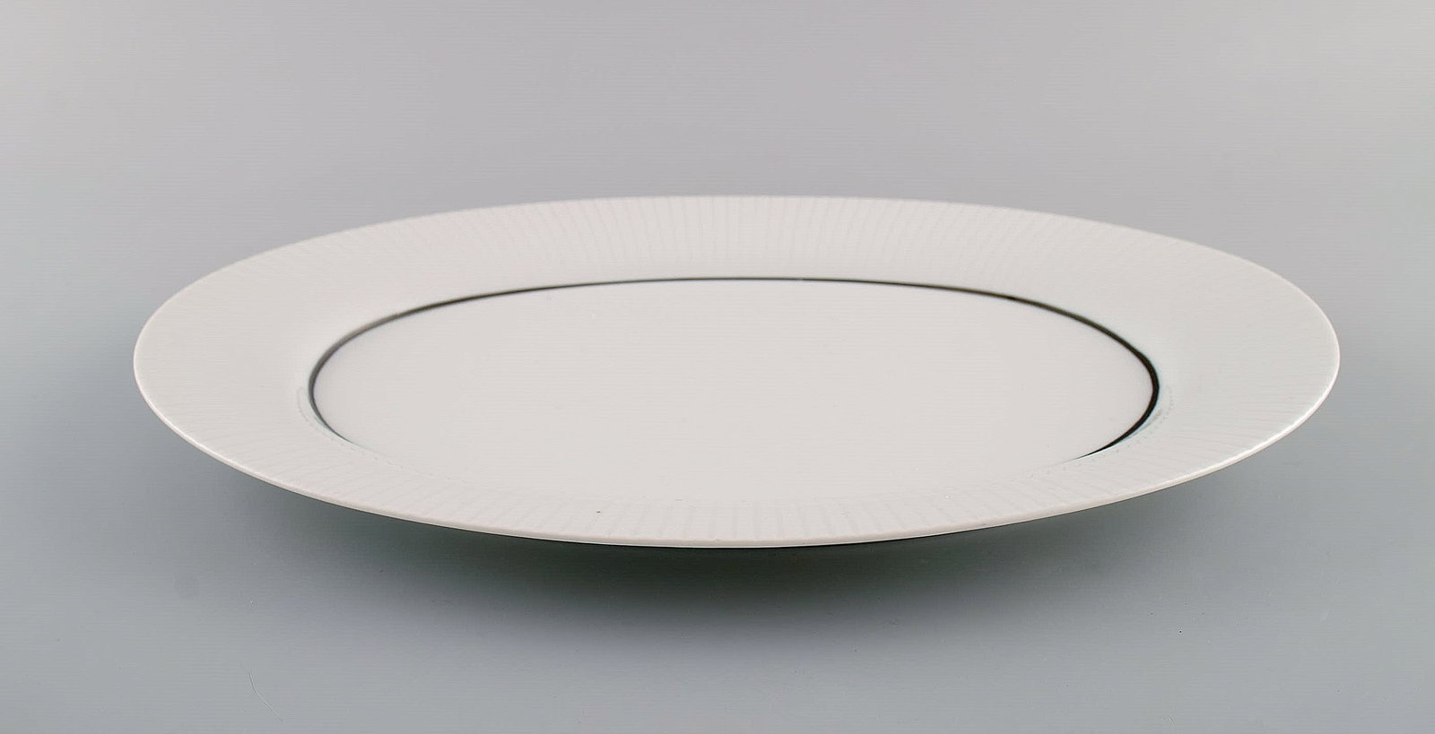 Tapio Wirkkala for Rosenthal. Rare Modulation serving dish in fluted porcelain. Platinum Detail. - 5