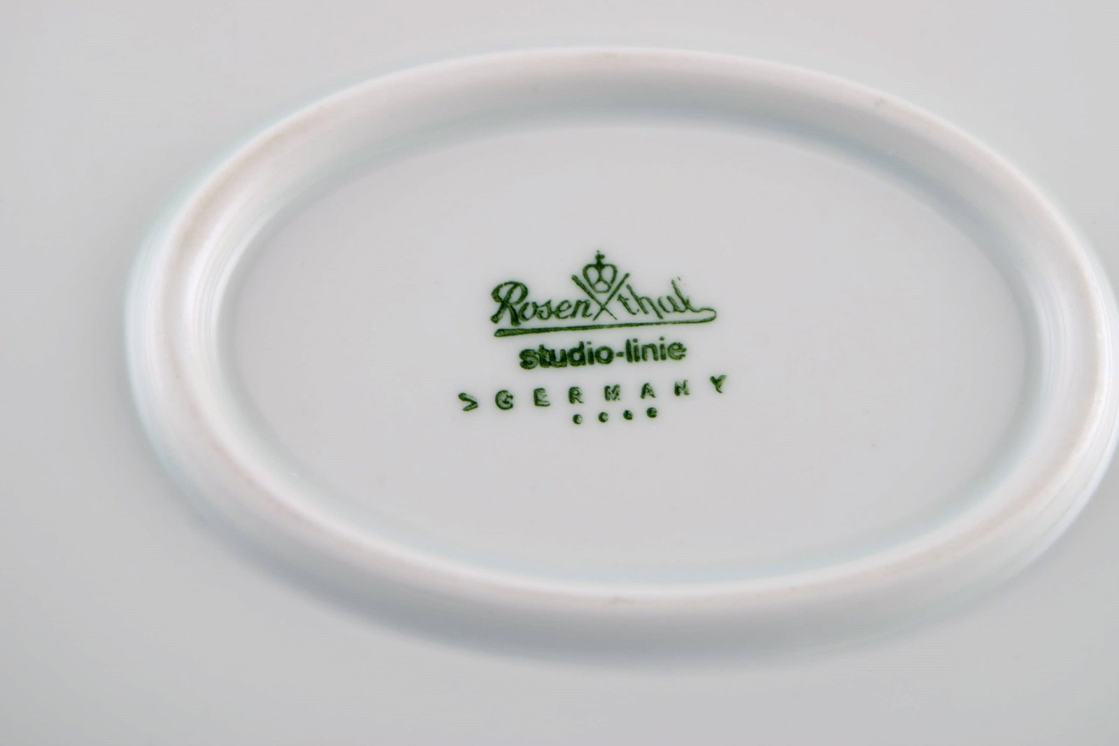 Tapio Wirkkala for Rosenthal. Rare Modulation serving dish in fluted porcelain. Platinum Detail. - 6