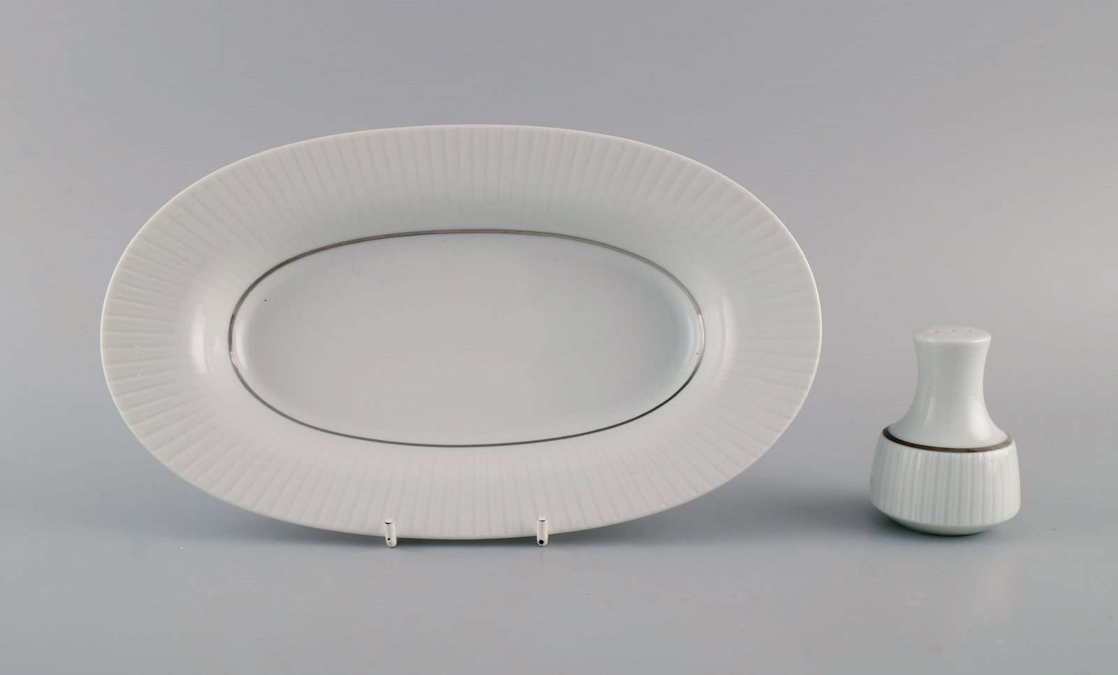 Tapio Wirkkala for Rosenthal. Rare Modulation salt shaker and dish / bowl in fluted porcelain.: Title: Tapio Wirkkala for Rosenthal. Rare Modulation salt shaker and dish / bowl in fluted porcelain. Platinum Detail. Classic and timeless design. 1960s. Description: Tapio Wirkkala for Rosenthal. Ra