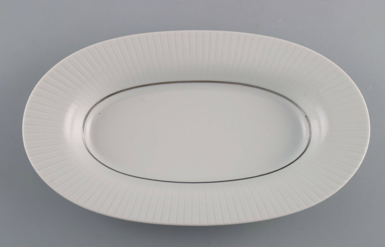 Tapio Wirkkala for Rosenthal. Rare Modulation salt shaker and dish / bowl in fluted porcelain. - 3