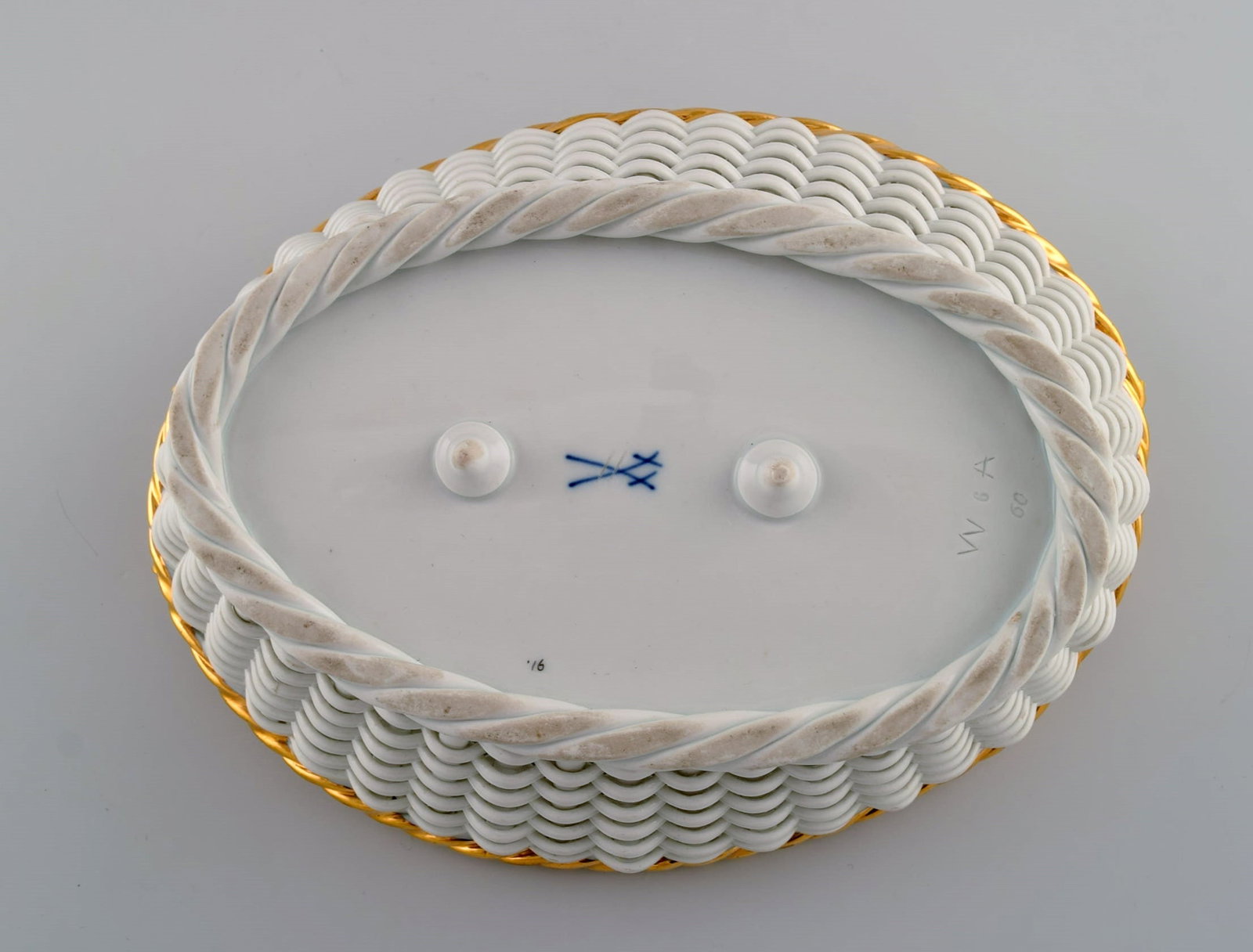 Antique Meissen braided porcelain basket with handles. Hand-painted flowers and golden border. Late - 8