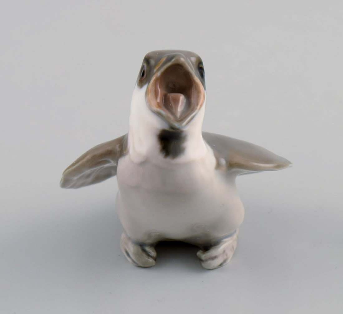 Knud Kyhn for Bing & Grondahl. Porcelain figure. Sparrow chick. Model number 1852. - 3