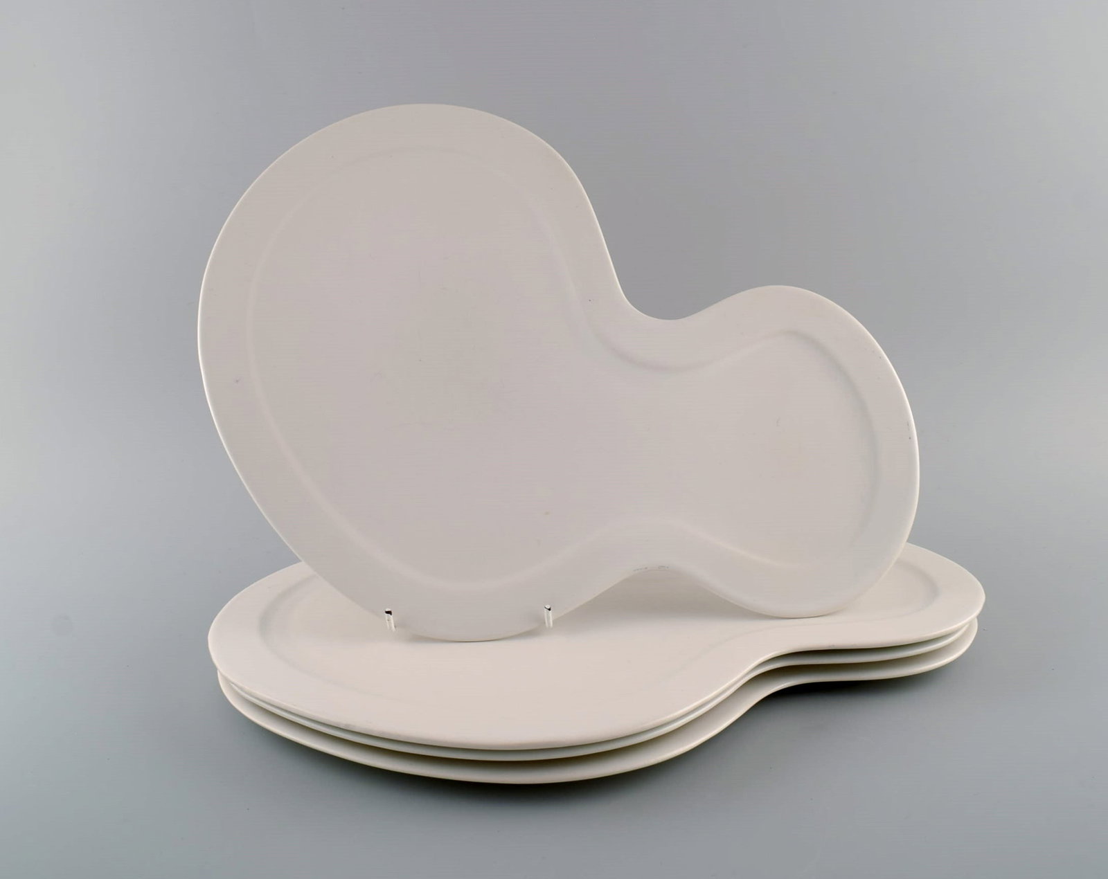 British design. Four large freeform plates in glazed porcelain. Late 20th century.: Title: British design. Four large freeform plates in glazed porcelain. Late 20th century. Description: British design. Four large freeform plates in glazed porcelain. Late 20th century. Measures: 41 x
