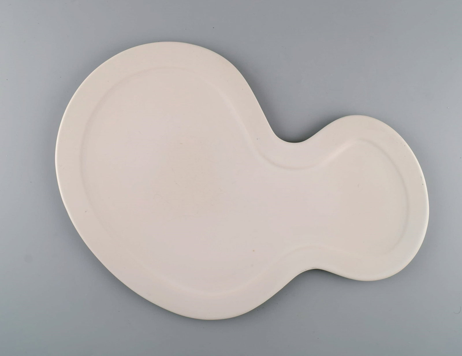 British design. Four large freeform plates in glazed porcelain. Late 20th century. - 3