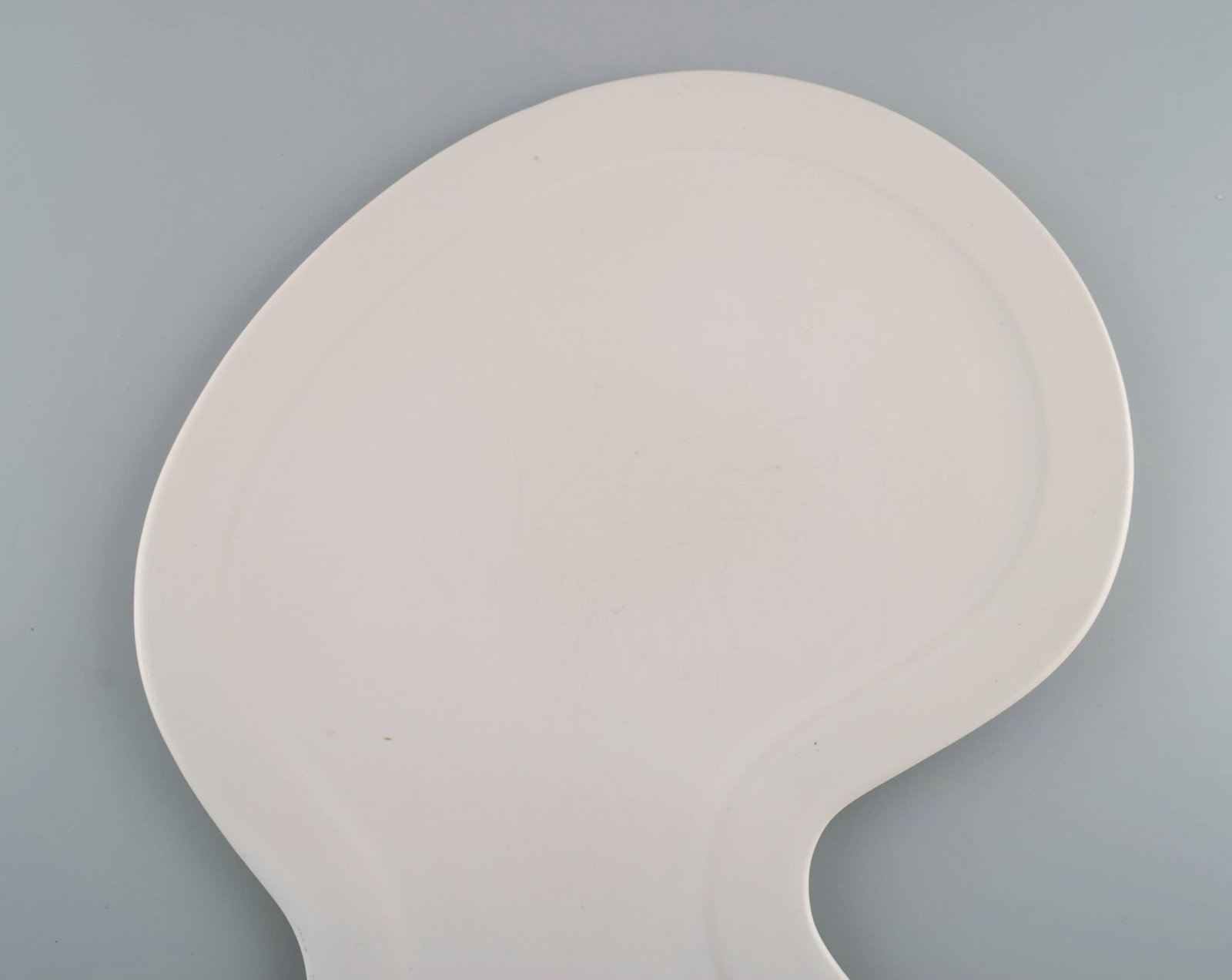 British design. Four large freeform plates in glazed porcelain. Late 20th century. - 4