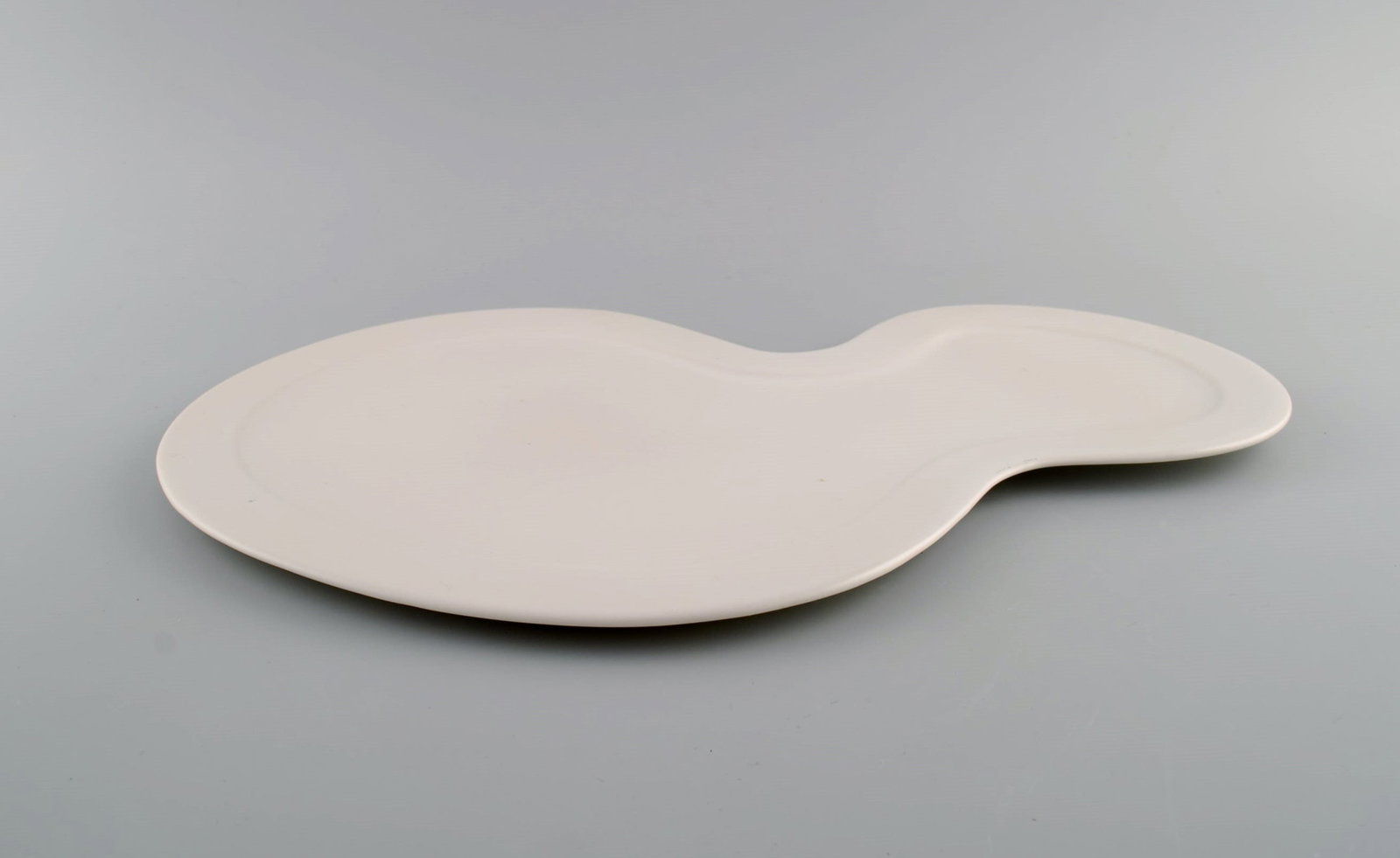 British design. Four large freeform plates in glazed porcelain. Late 20th century. - 5