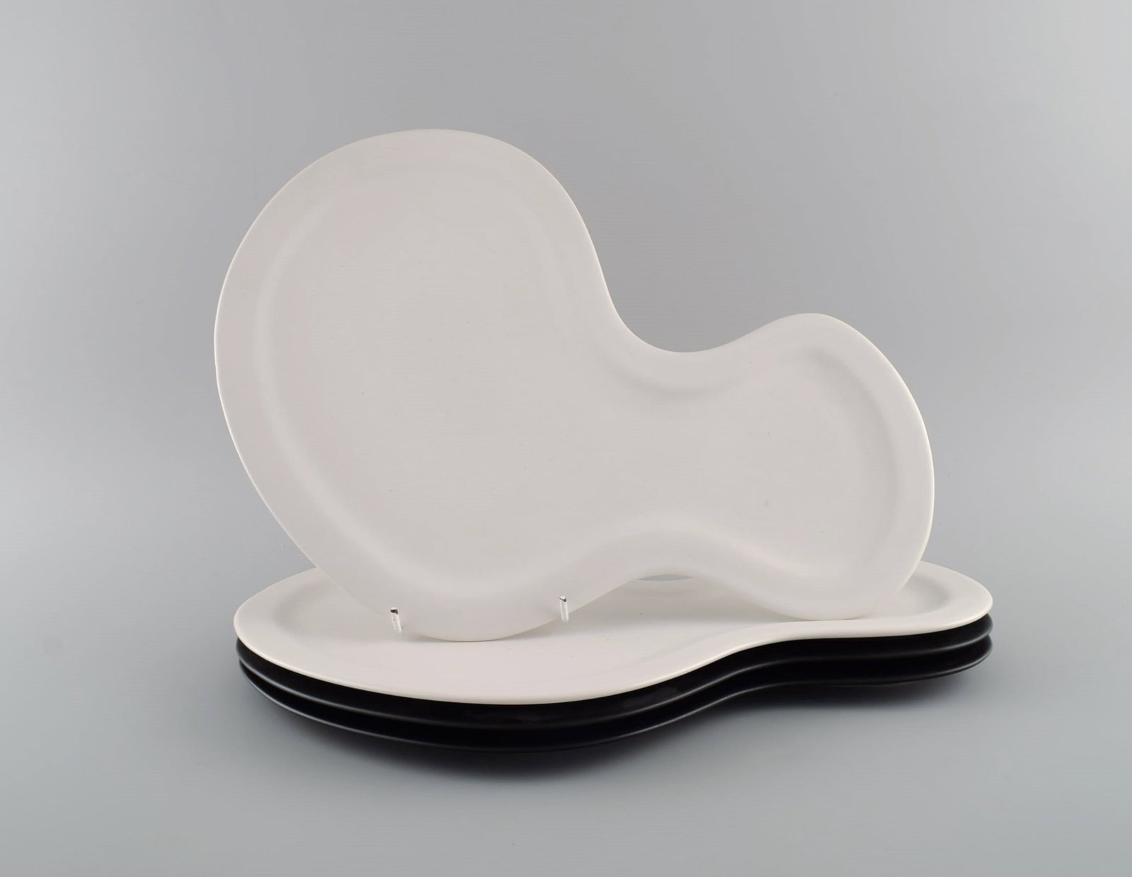 British design. Five large freeform plates in glazed porcelain. Late 20th century. - 2