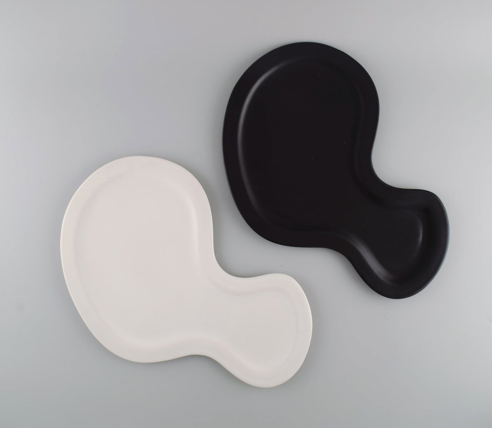 British design. Five large freeform plates in glazed porcelain. Late 20th century. - 3