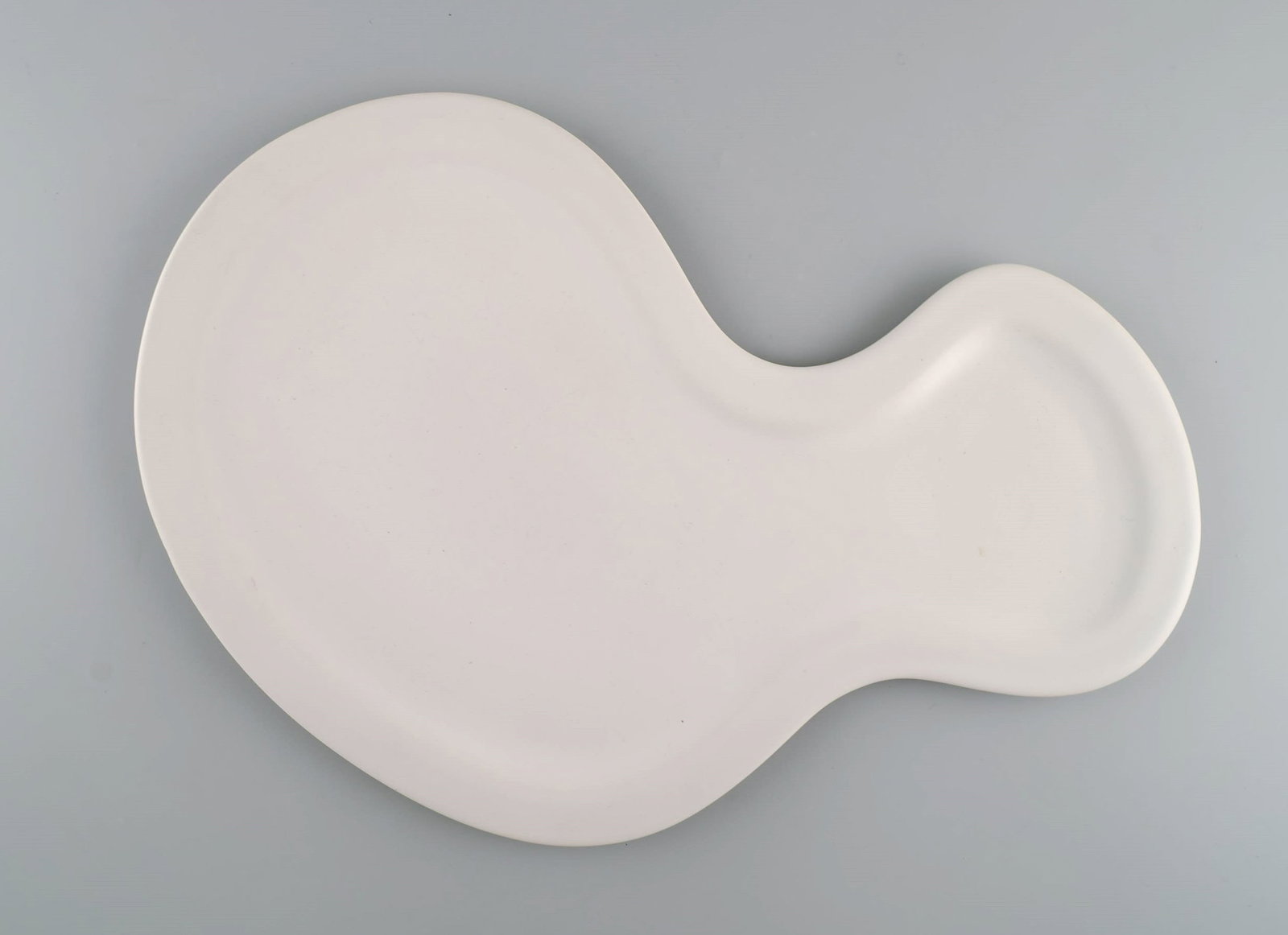 British design. Five large freeform plates in glazed porcelain. Late 20th century. - 4