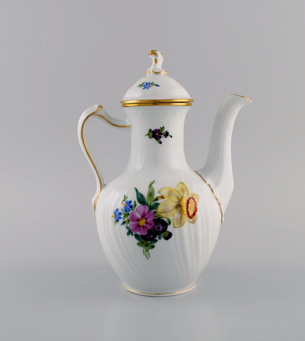 Royal Copenhagen Saxon Flower coffee pot in hand-painted porcelain with flowers and gold decoration. - 4