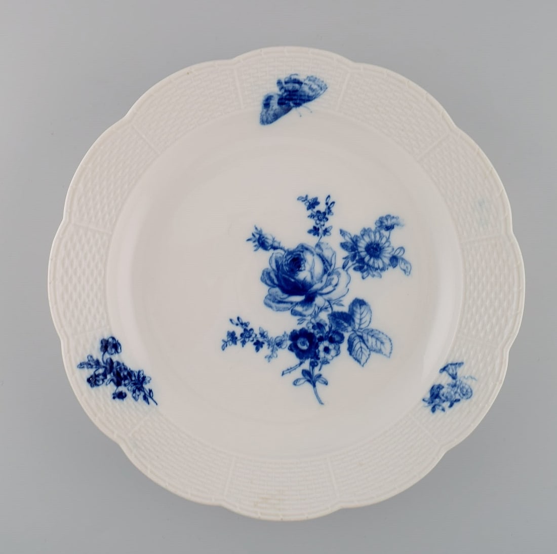 Large round Meissen dish in hand-painted porcelain. Butterfly and blue flowers. Late 19th century. (1 of 6)