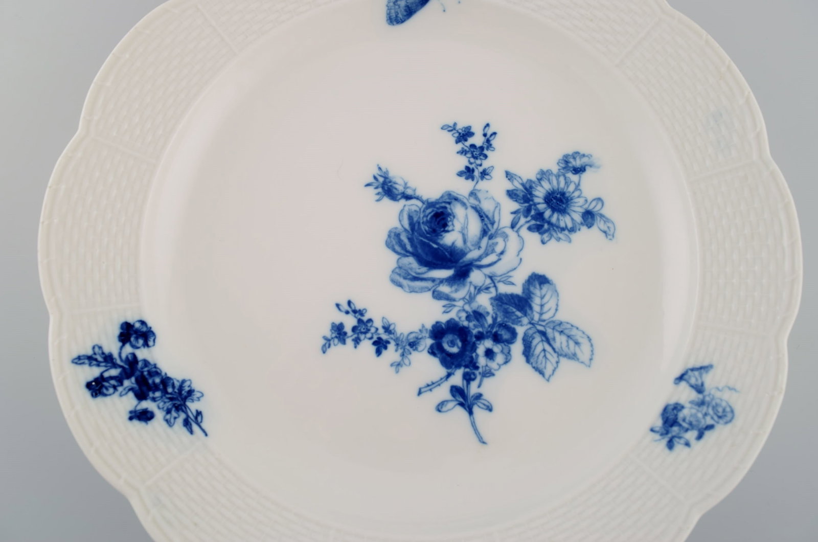 Large round Meissen dish in hand-painted porcelain. Butterfly and blue flowers. Late 19th century. - 3