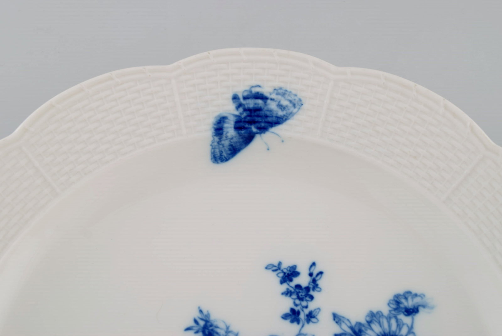 Large round Meissen dish in hand-painted porcelain. Butterfly and blue flowers. Late 19th century. - 4