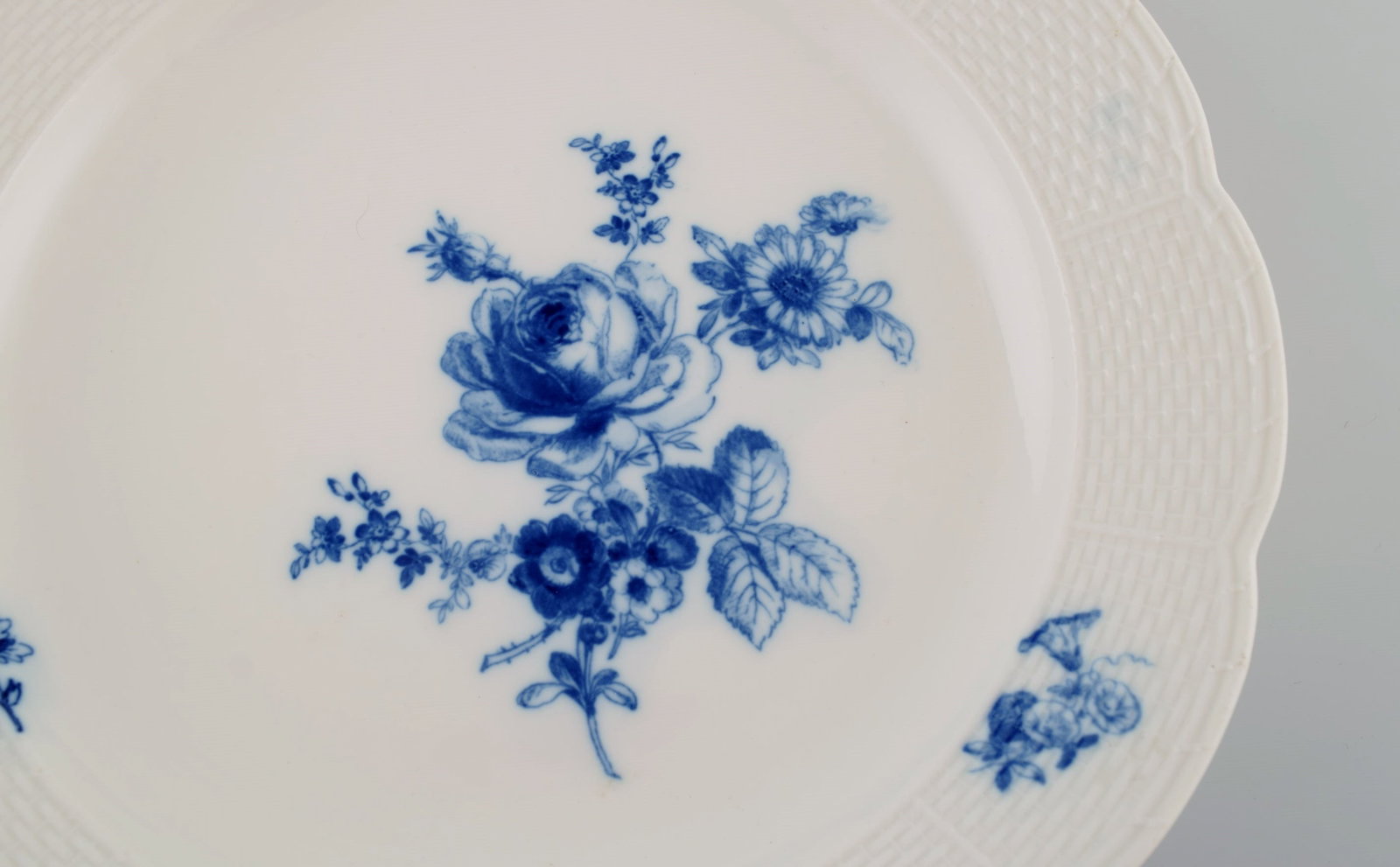 Large round Meissen dish in hand-painted porcelain. Butterfly and blue flowers. Late 19th century. - 5
