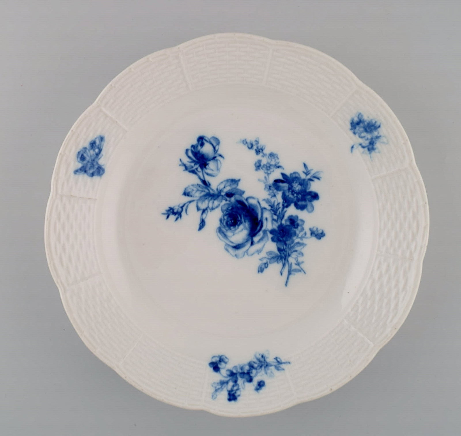 Round Meissen dish in hand-painted porcelain. Butterfly and blue flowers. Late 19th century. (1 of 5)