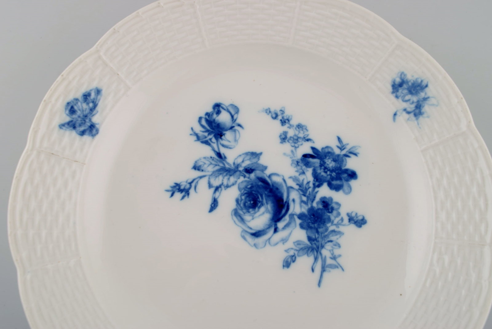 Round Meissen dish in hand-painted porcelain. Butterfly and blue flowers. Late 19th century. - 3