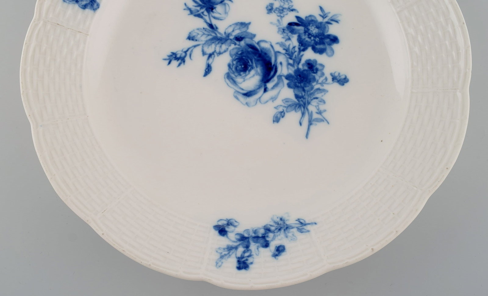 Round Meissen dish in hand-painted porcelain. Butterfly and blue flowers. Late 19th century. - 4