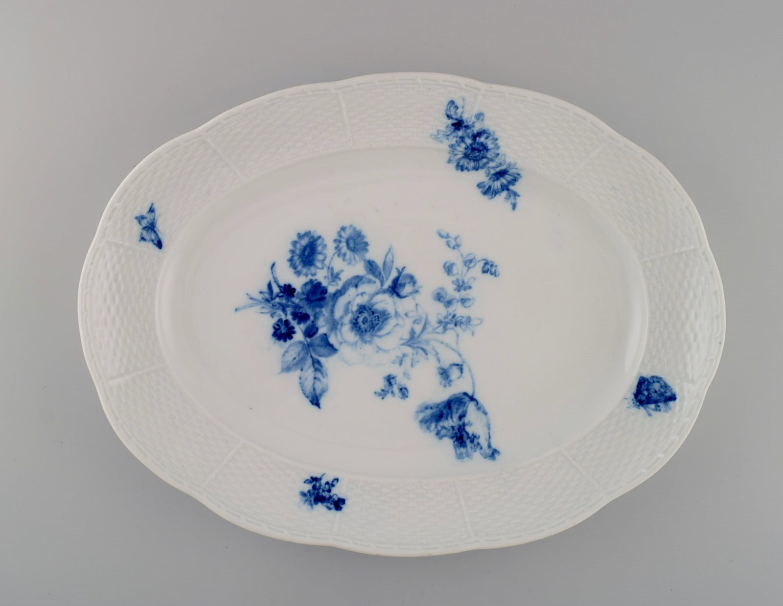 Large oval Meissen dish in hand-painted porcelain. Blue flowers and butterflies. Late 19th century. (1 of 5)