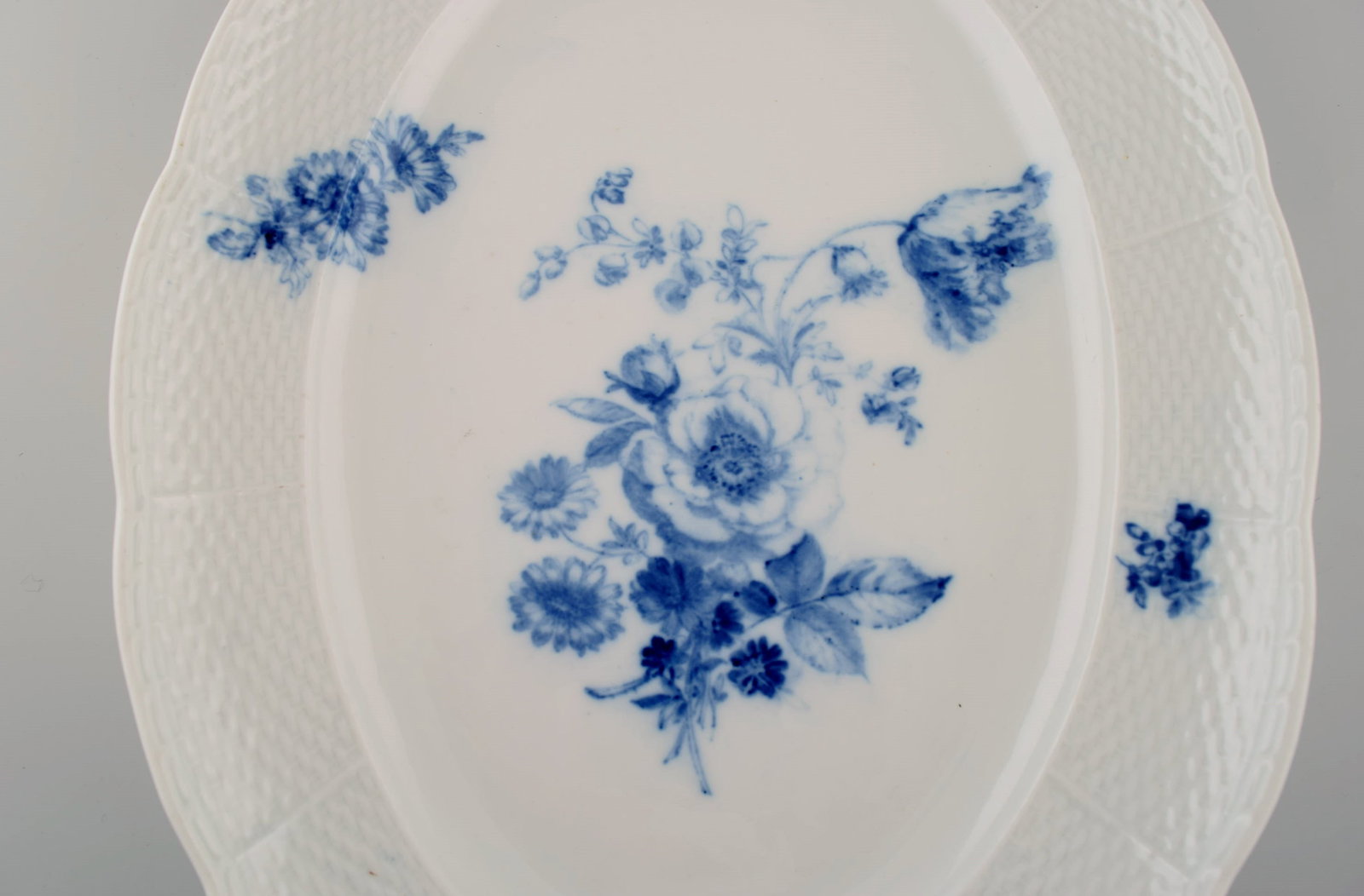 Large oval Meissen dish in hand-painted porcelain. Blue flowers and butterflies. Late 19th century. - 3