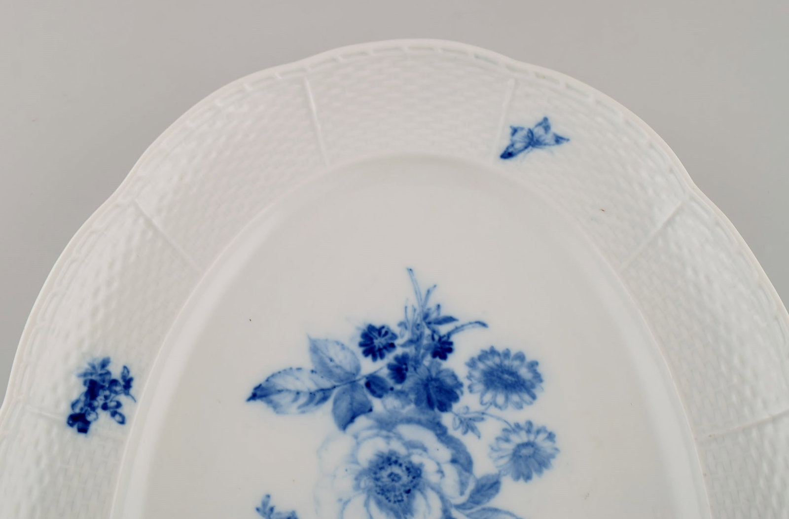 Large oval Meissen dish in hand-painted porcelain. Blue flowers and butterflies. Late 19th century. - 4