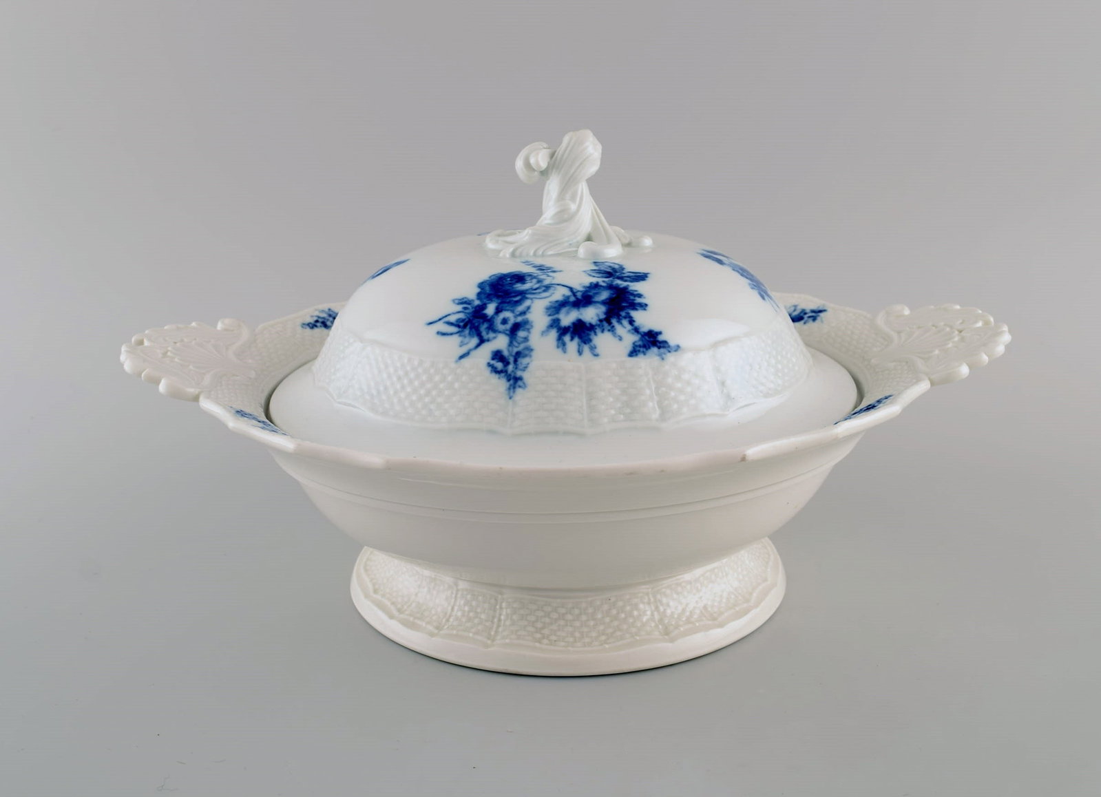 Antique Meissen lidded tureen with handles in hand-painted porcelain. Blue flowers and butterflies. (1 of 7)
