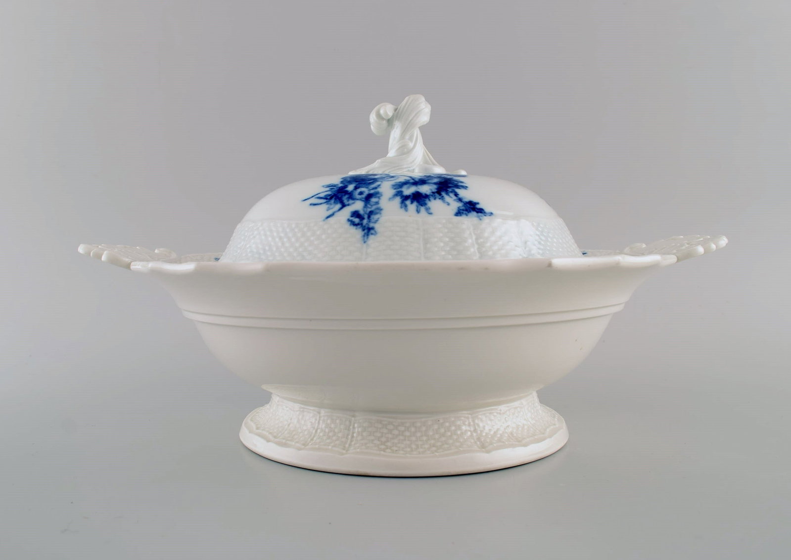 Antique Meissen lidded tureen with handles in hand-painted porcelain. Blue flowers and butterflies. - 3