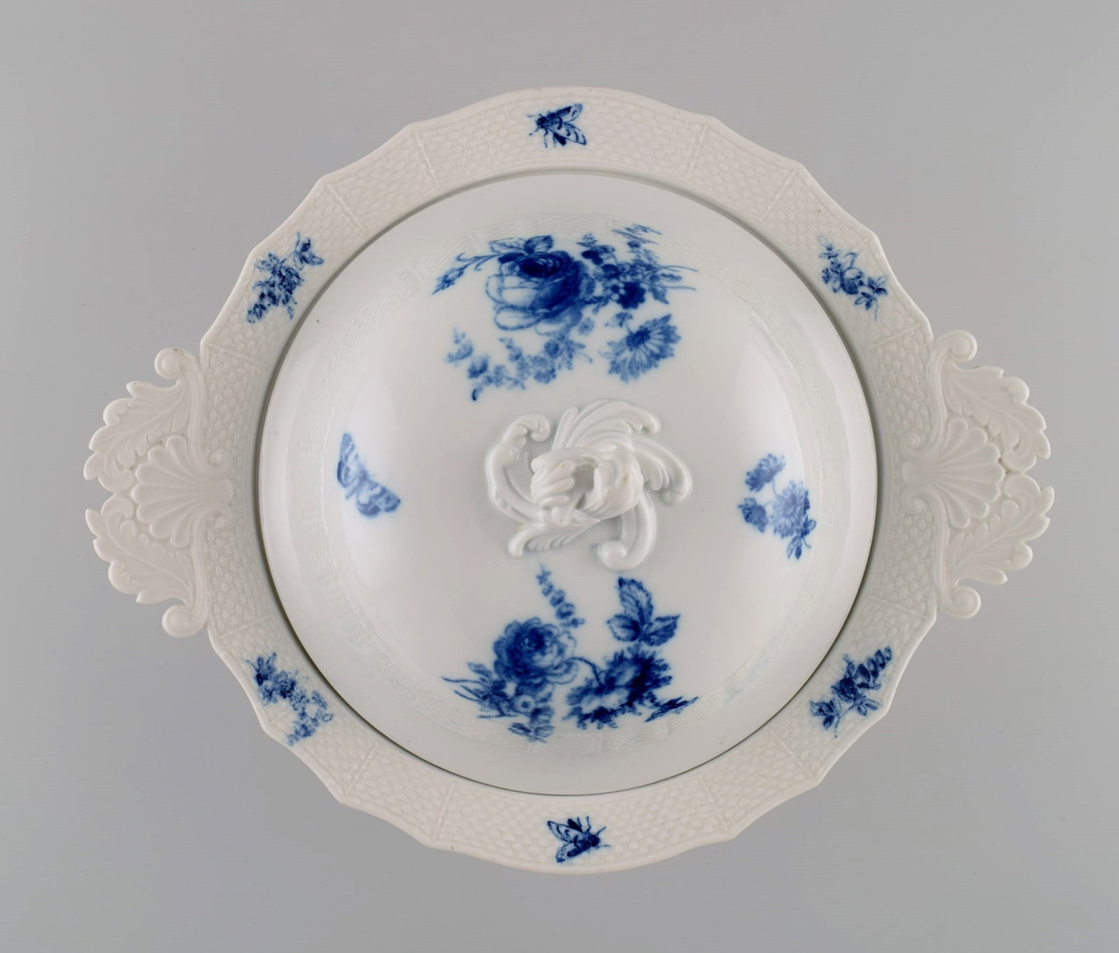 Antique Meissen lidded tureen with handles in hand-painted porcelain. Blue flowers and butterflies. - 4