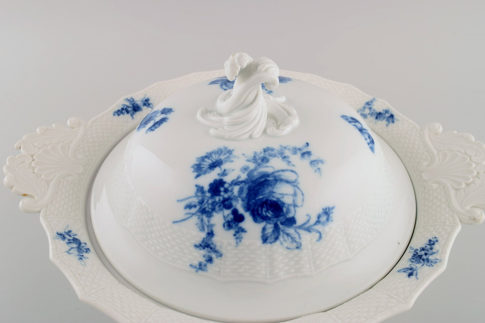 Antique Meissen lidded tureen with handles in hand-painted porcelain. Blue flowers and butterflies. - 5