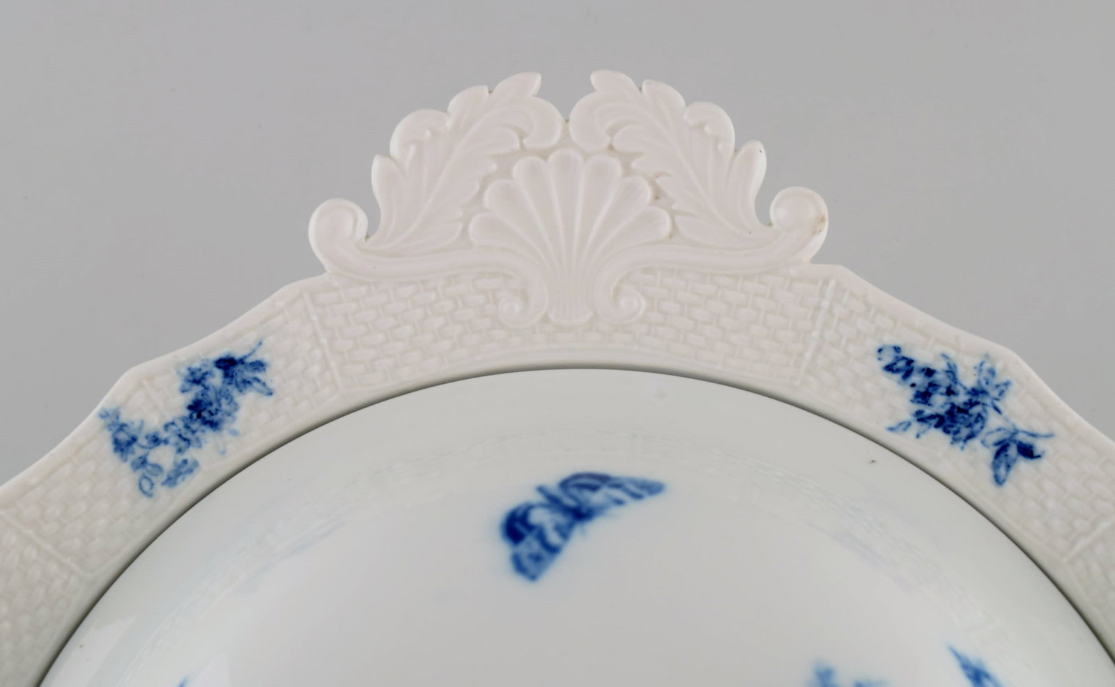 Antique Meissen lidded tureen with handles in hand-painted porcelain. Blue flowers and butterflies. - 6