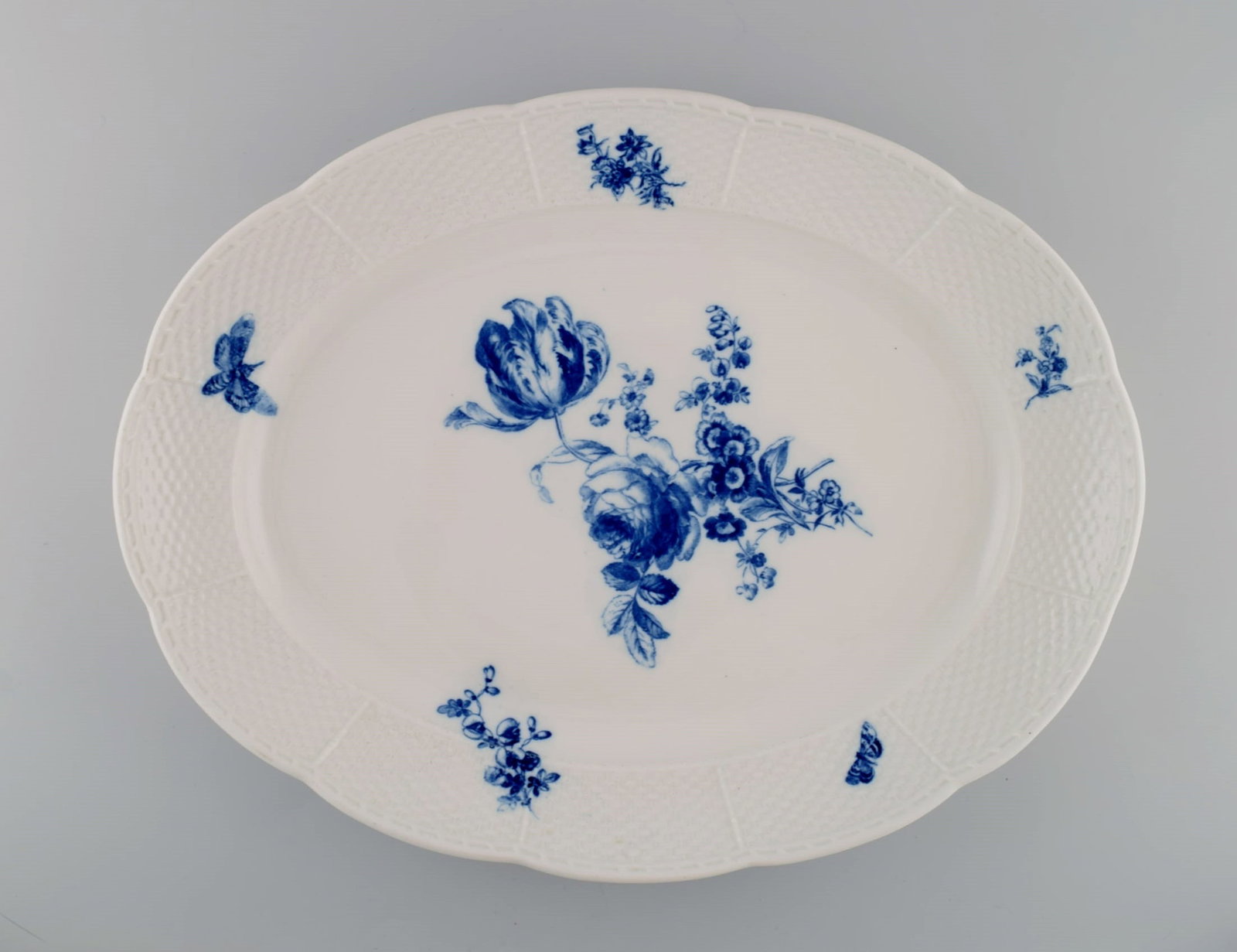 Large Meissen serving dish in hand-painted porcelain. Early 20th century. - 2
